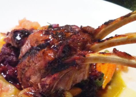 Gebakken wild zwijn kotelet met eigen jus en hete bliksem